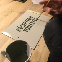 Peinture en lettres sur plaques émailléeses