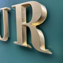 Dorure lettres relief